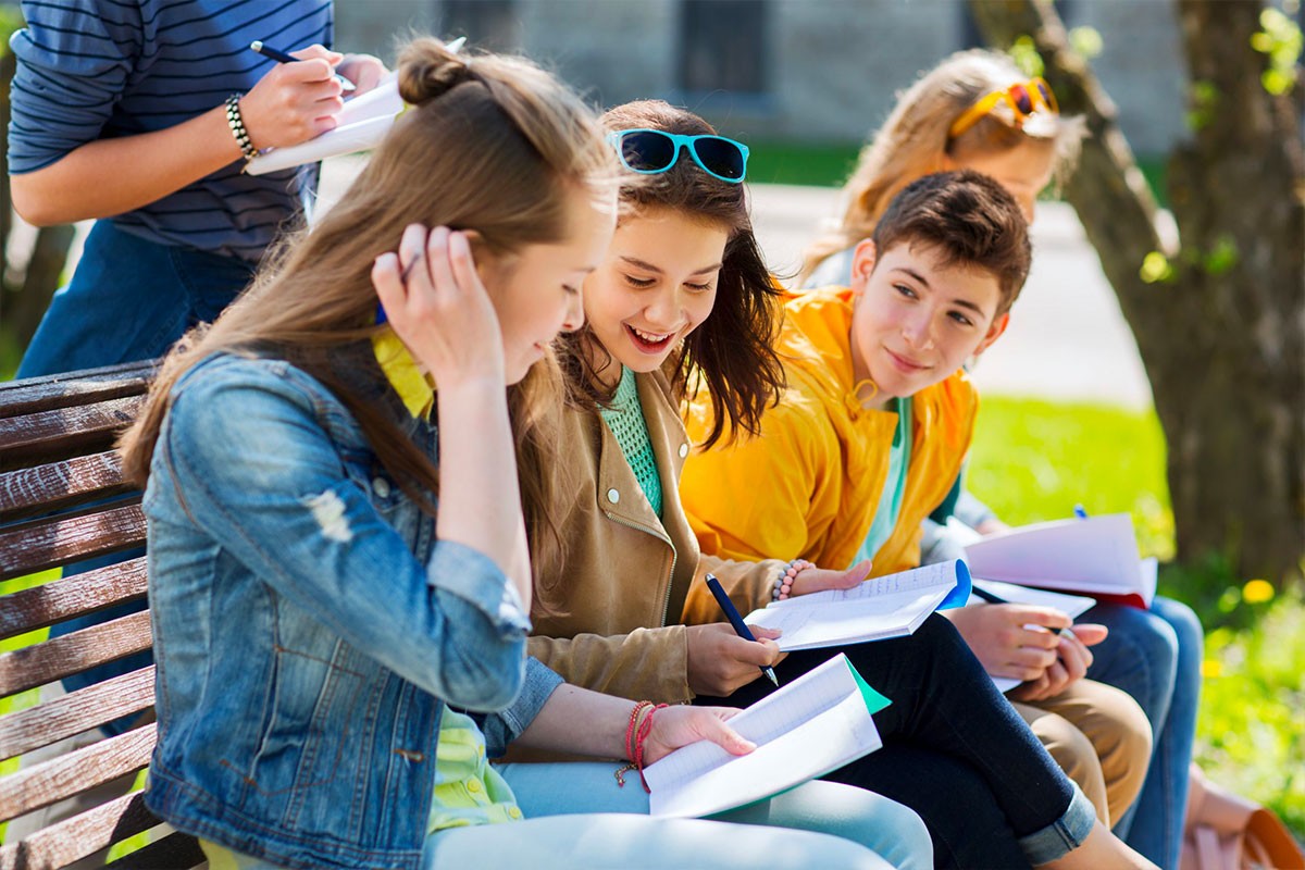 ragazzi che studiano