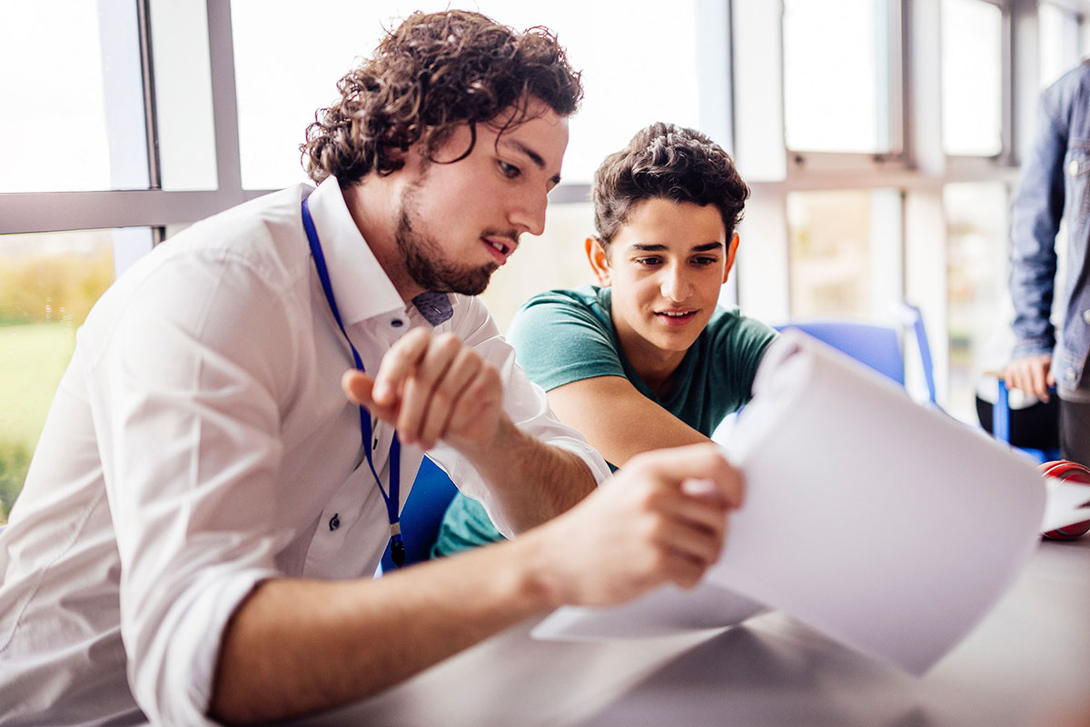 Ragazzo grande aiuta adolescente con i compiti