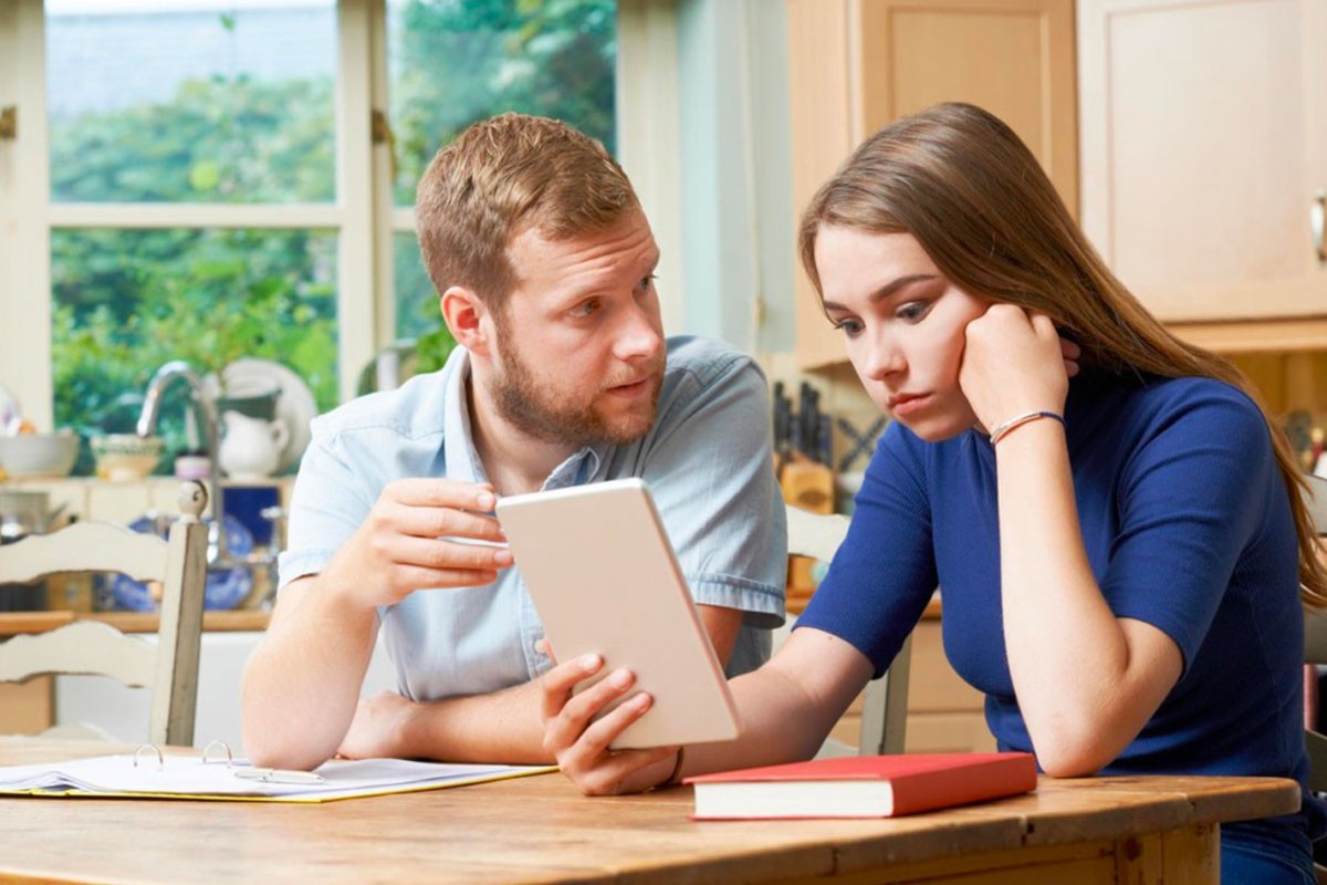 Ragazzi che studiano insieme