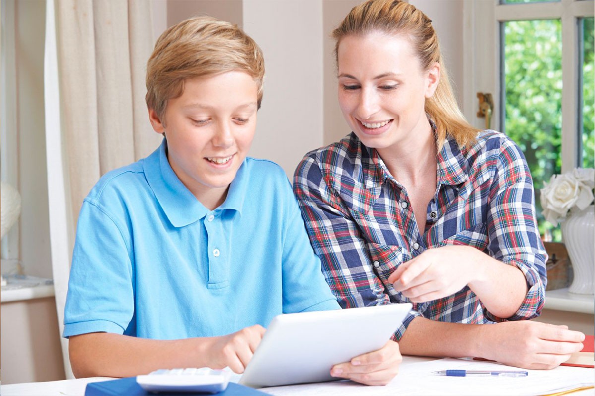 Persona adulta aiuta un ragazzo delle medie con i compiti