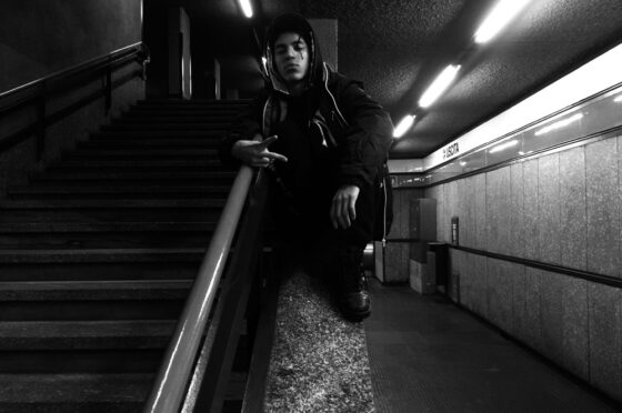 Adolescente con cappuccio in metropolitana